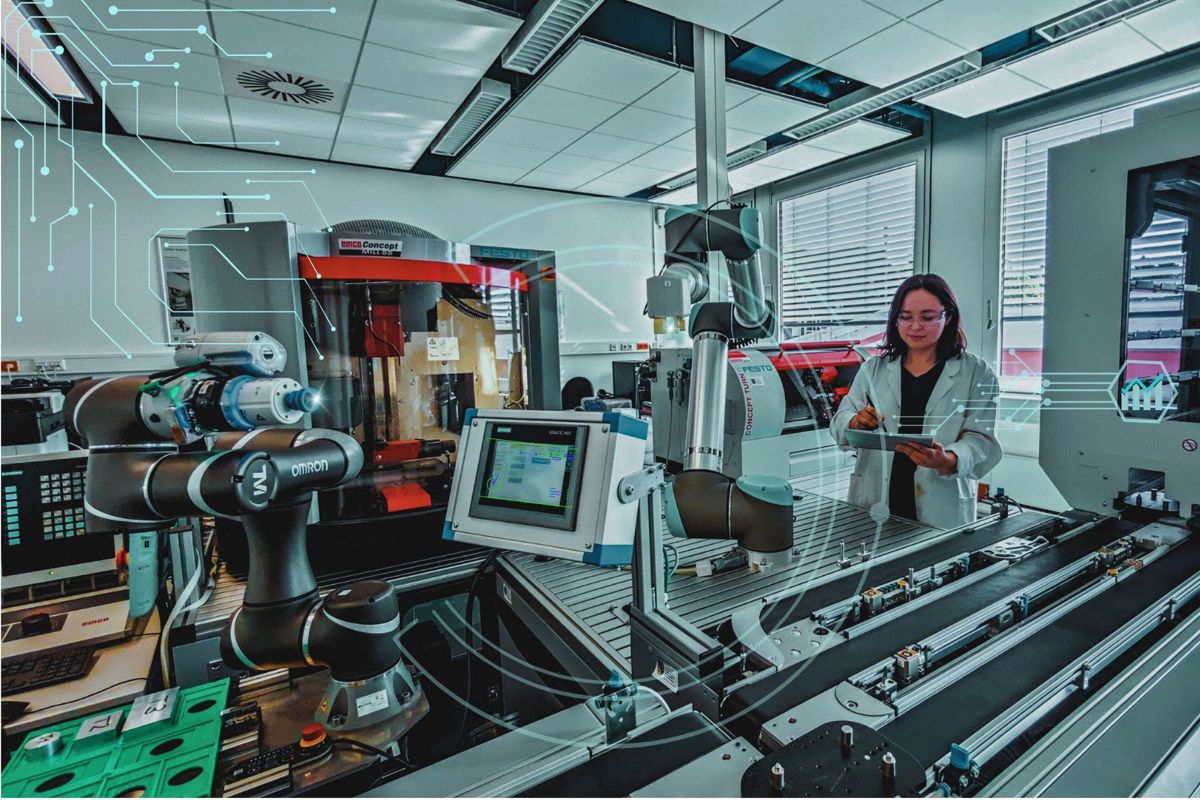 Ein Arzt in Schutzkleidung bedient ein holografisches Interface